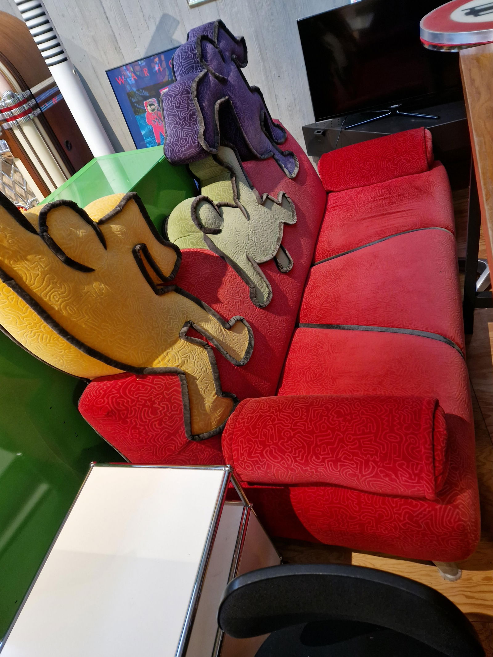 Keith Haring in Zusammenarbeit mit Bretz, Pop-Art-Sofa, Rot/Bunt - 2