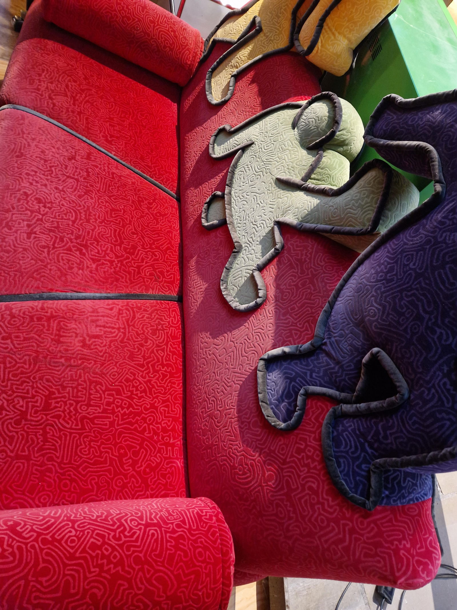 Keith Haring in Zusammenarbeit mit Bretz, Pop-Art-Sofa, Rot/Bunt - 4