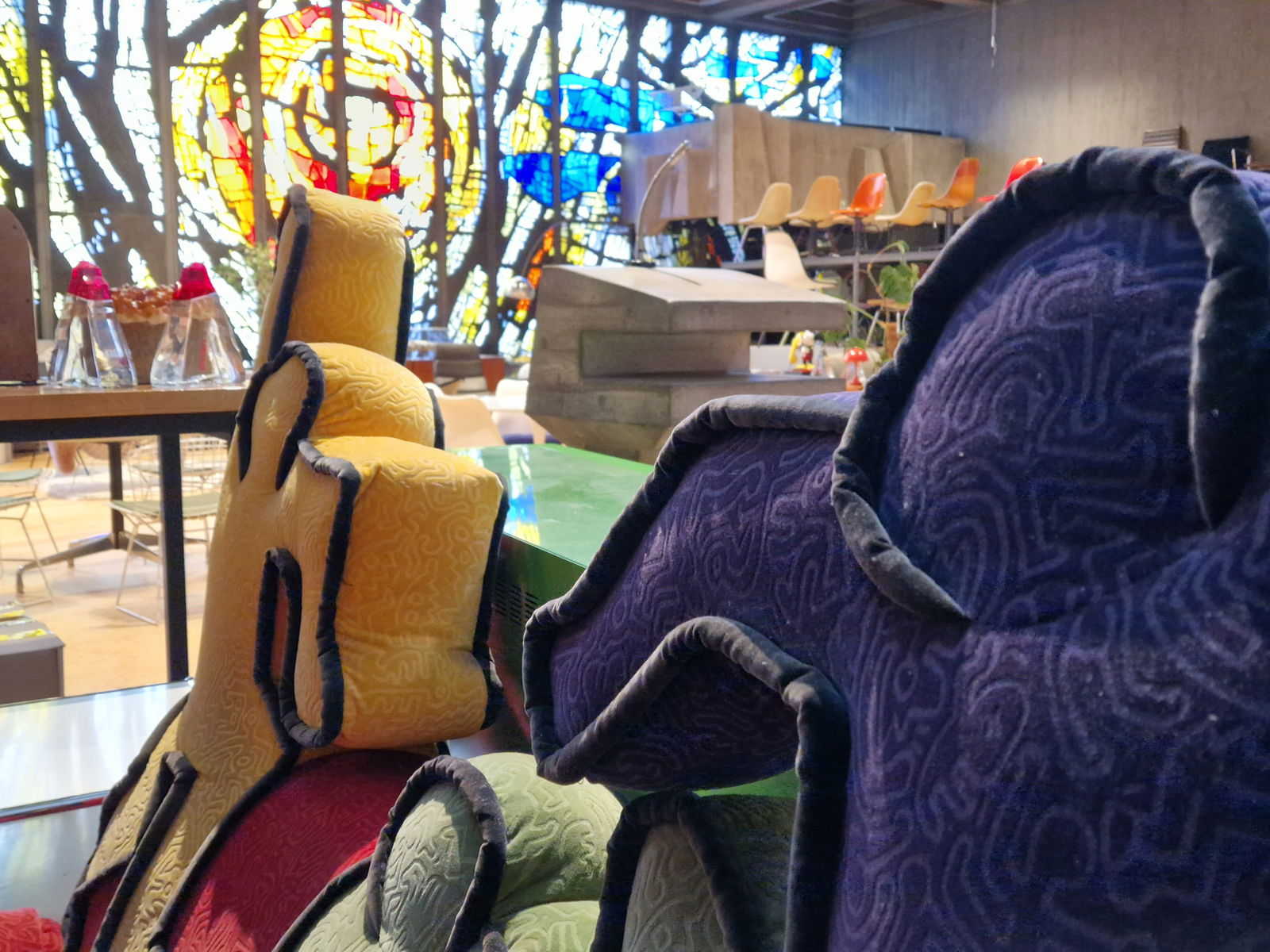 Keith Haring in Zusammenarbeit mit Bretz, Pop-Art-Sofa, Rot/Bunt - 5