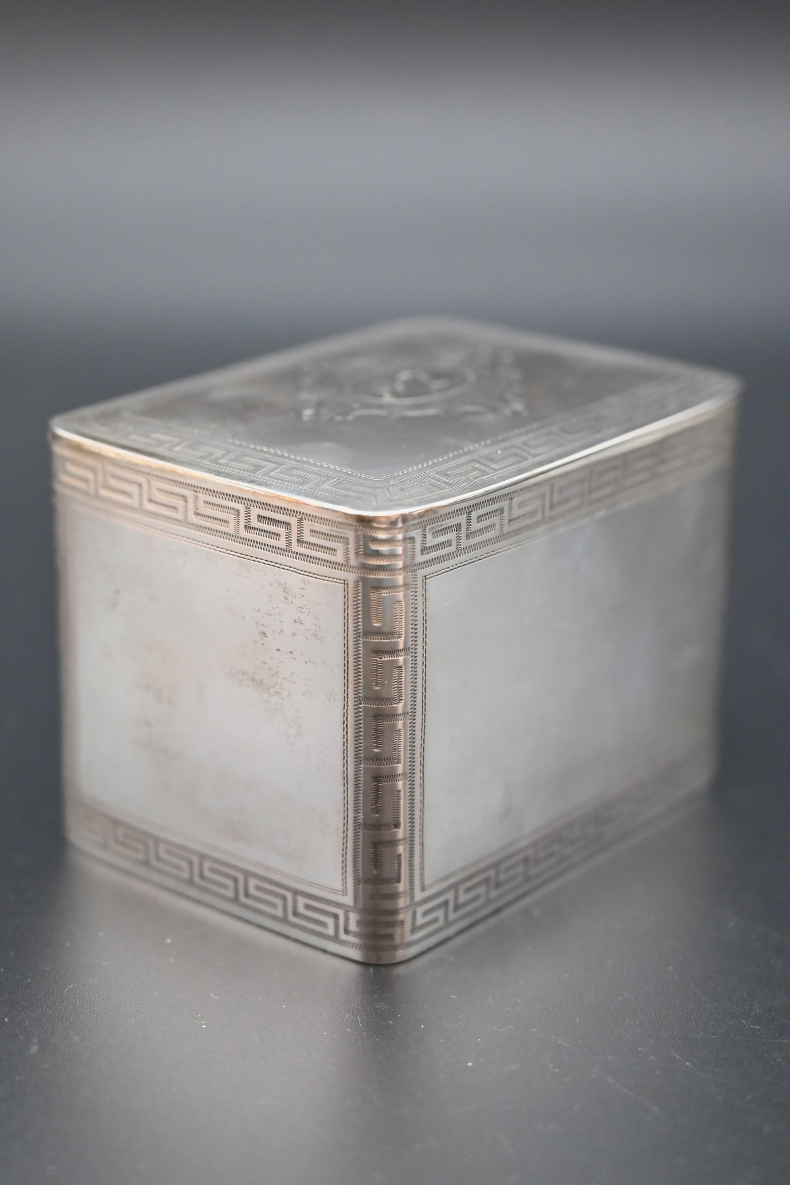 Kleine Silberdose: Kleine Silberdose Kleine Silberdose mit den Initialien G.Z.Maße: 7 x 11,5 x 7,5 cmAlters - und Gebrauchsspuren