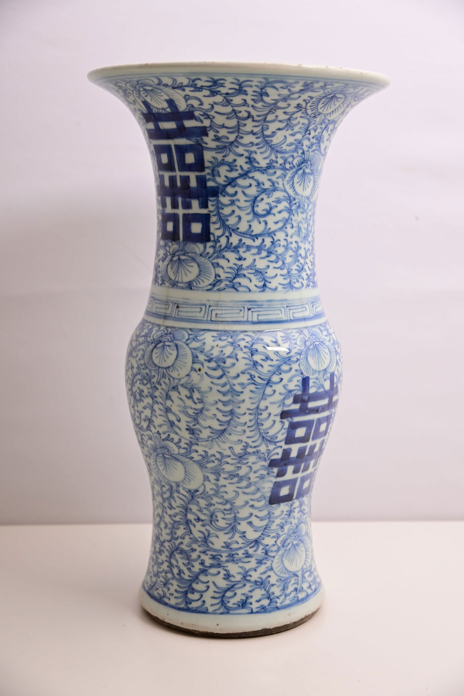 Chinesische Porzellan Vase mit weiß-blauer Glasur: Chinesische Porzellan Vase mit weiß-blauer Glasur chinesische Porzellanvase mit weiß blauer floraler Glausur und großen Schriftzeichen.Baluster-Form.Alters- und