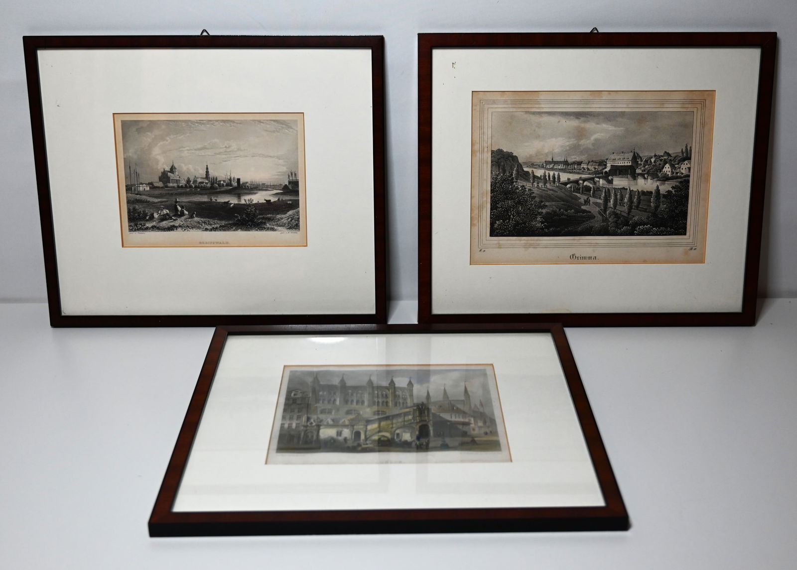 Konvolut aus drei Stahlstichen, um 1850.: Konvolut aus drei Stahlstichen, um 1850. Dargestellte Ansichten:Grimma über die Mulde, Gesamtansicht; um 1840.Bildmaß: ca. 18 × 11.5 cmM.m.R: ca. 31,5 × 26,5 cmLübeck,