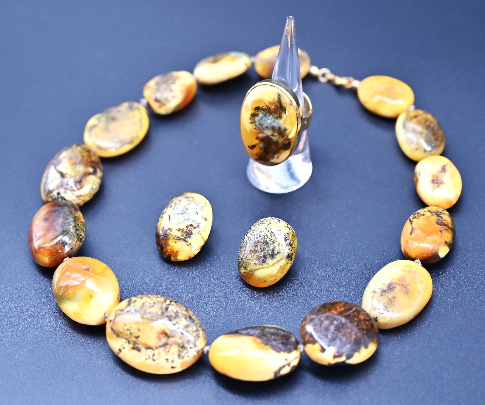 Made to Order Bernsteinschmuckset - Kette, Ring und Ohrklipps: Made to Order Bernsteinschmuckset - Kette, Ring und Ohrklipps Made to Order Bernsteinschmuckset - Kette, Ring und OhrklippsSchöne ovale Perlen in einem harmonischen Farbverlauf von honiggelb bis