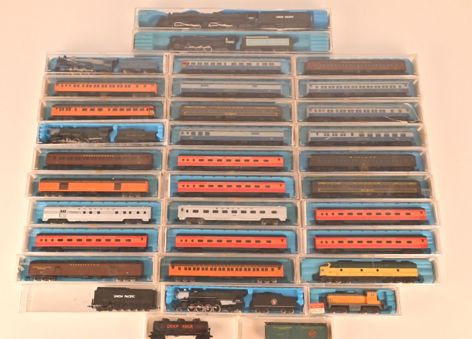 Rivarossi Modelleisenbahn 33 Tlg. Konvolut, Spur N: Rivarossi Modelleisenbahn 33 Tlg. Konvolut, Spur N Dabei Loks, Personenwagen, Güterwagen, Nr.: 9153, 9205, 4093, 9207, 9185, 9157, 9357, 9365, 9560, 9535, 2612, 9535, 9561, 9547, 2614, u. a. Verp