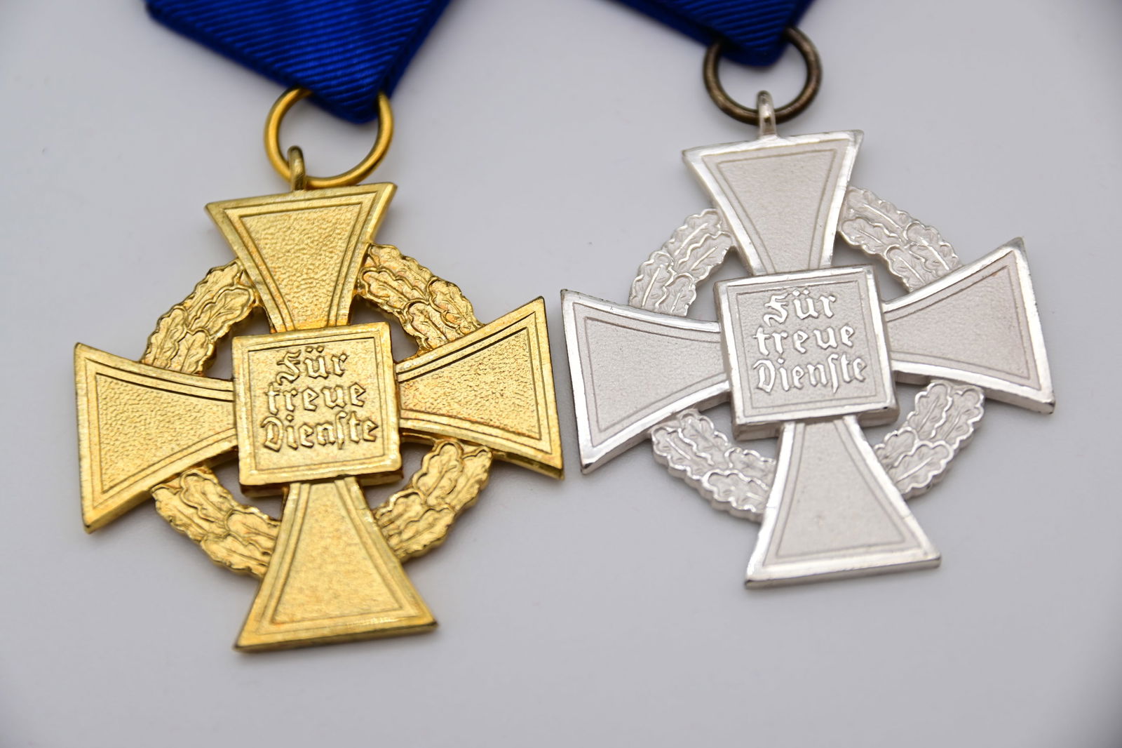 Treudienst-Ehrenzeichen: Treudienst-Ehrenzeichen - Treudienst-Ehrenzeichen für 40 Jahre- Treudienst-Ehrenzeichen für 25 JahreAlters - und GebrauchsspurenLong Service Award – 40 YearsLong Service Award –