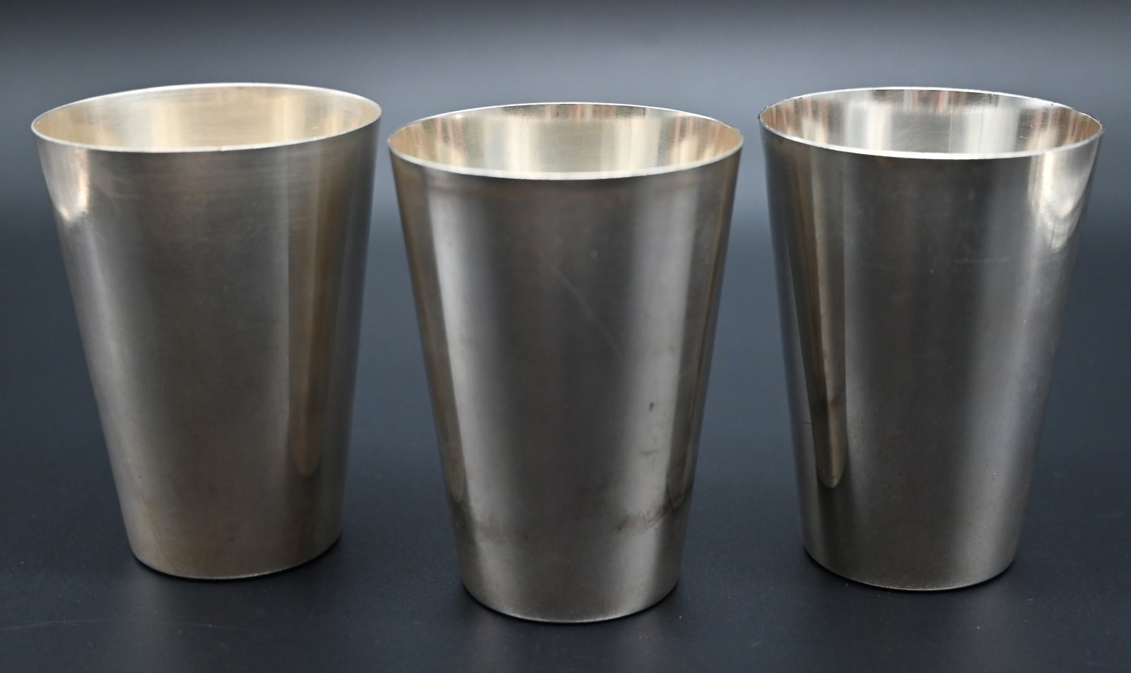 Drei versilberte Becher von WMF: Drei versilberte Becher von WMF Drei versilberte BecherMaße: ca: 10 x 7 cmGewicht pro Becher: 0,14 gAlters - und Gebrauchsspuren