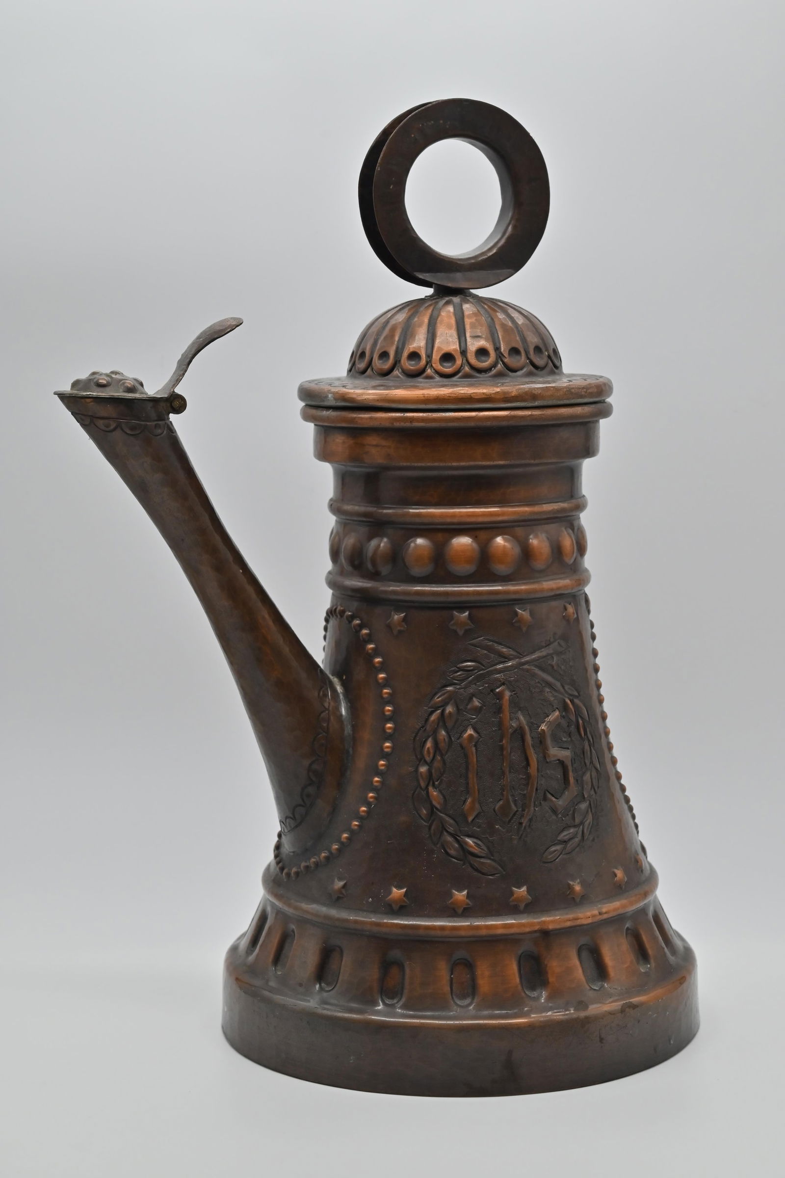 Canstatter Kanne: Canstatter Kanne Canstatter Kanne mit abnehmbarem Deckel, hergestellt vom Cannstätter Kupferschmied Paul Arnold Auf der Vorderseite ist zentral ein Jesus-Monogramm („IHS“)