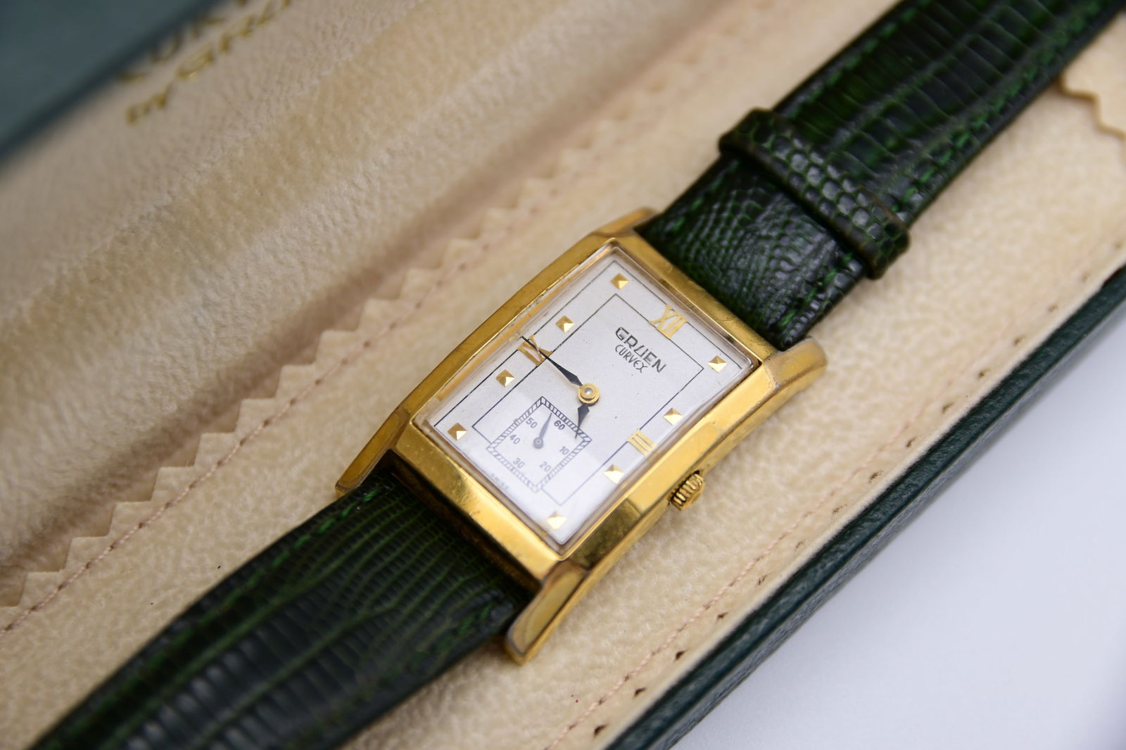 Gruen Curvex, Herrenarmbanduhr, Stahl, Quarz, Modellnr. GR1601, mit Original Box.: Gruen Curvex, Herrenarmbanduhr, Stahl, Quarz, Modellnr. GR1601, mit Original Box. Herrenarmbanduhr, Stahl, Quarz, kleine SekundeModellnr. GR1601, Gehäusenr. 321-980.163Durchmesser ca. 31 x 23 mm