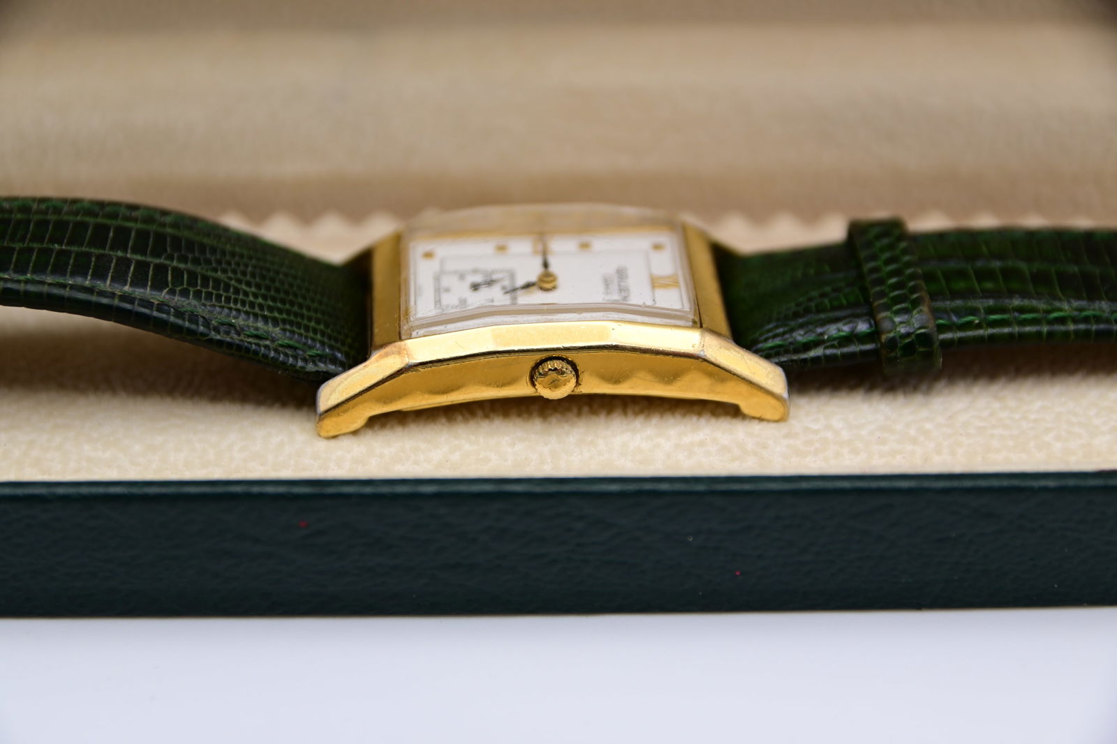 Gruen Curvex, Herrenarmbanduhr, Stahl, Quarz, Modellnr. GR1601, mit Original Box. - 2