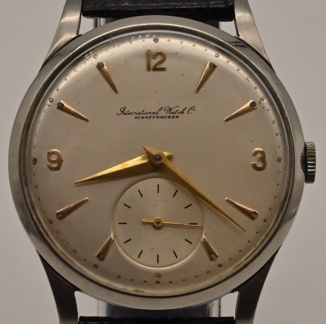 Herrenarmbanduhr IWC Calatrava Handaufzug Kal. 88 kleine Sekunde: Herrenarmbanduhr IWC Calatrava Handaufzug Kal. 88 kleine Sekunde Luxuriöse Herrenarmbanduhr IWC Calatrava Handaufzug mit kleiner SekundeUhrwerk: Handaufzug, Kal. IWC 88Edelstahlgehäuse, mit