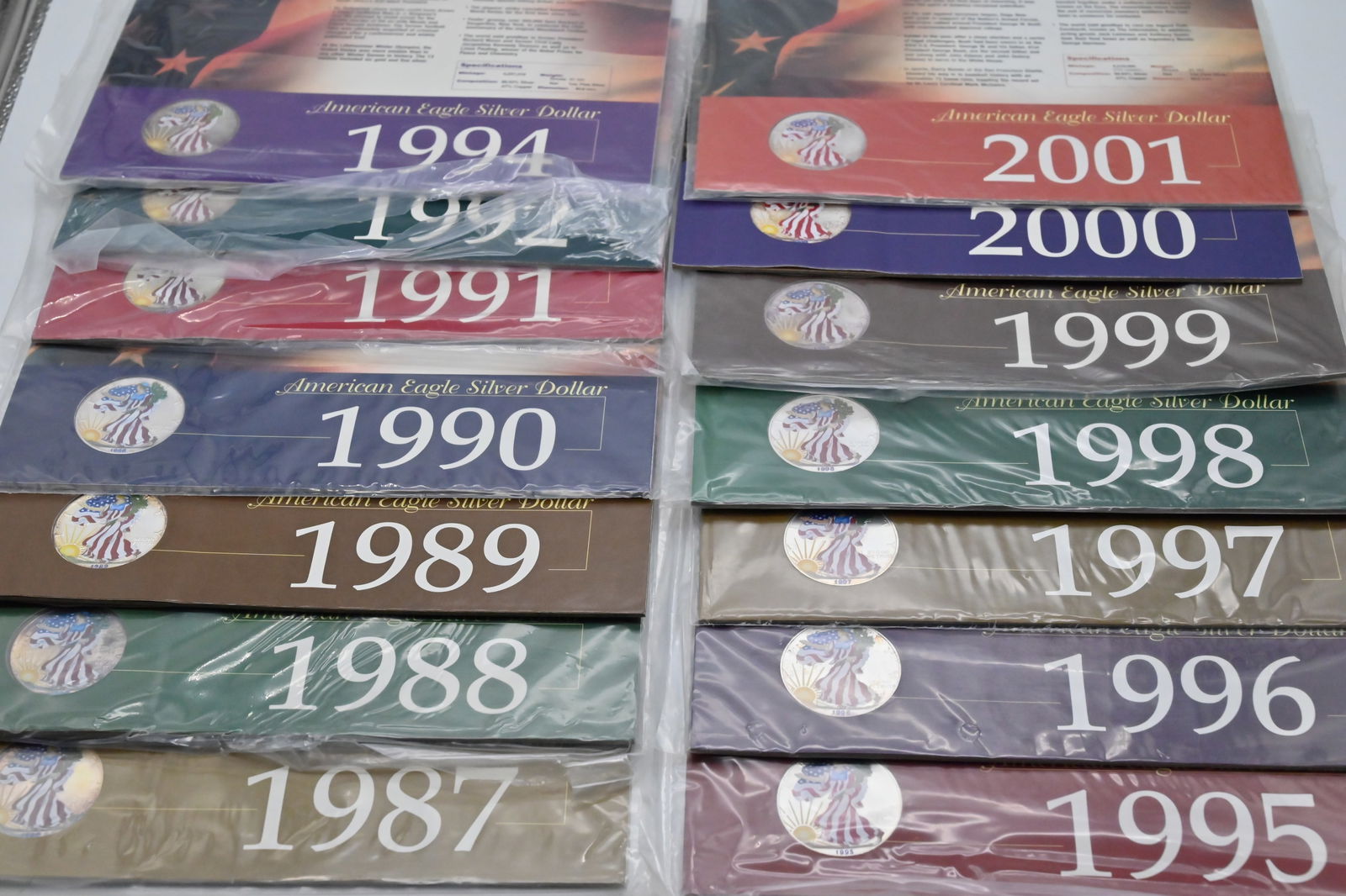 17 x Kolorierte 1-Unze Silbermünze American Silver Eagle, 1987 bis 2004.: 17 x Kolorierte 1-Unze Silbermünze American Silver Eagle, 1987 bis 2004. 17 Jahrgänge 1987 bis 2004, ohne 1993.1 Unze 999 Silbermünze American Silver Eagle.Gesamt Gewicht: 528,7g