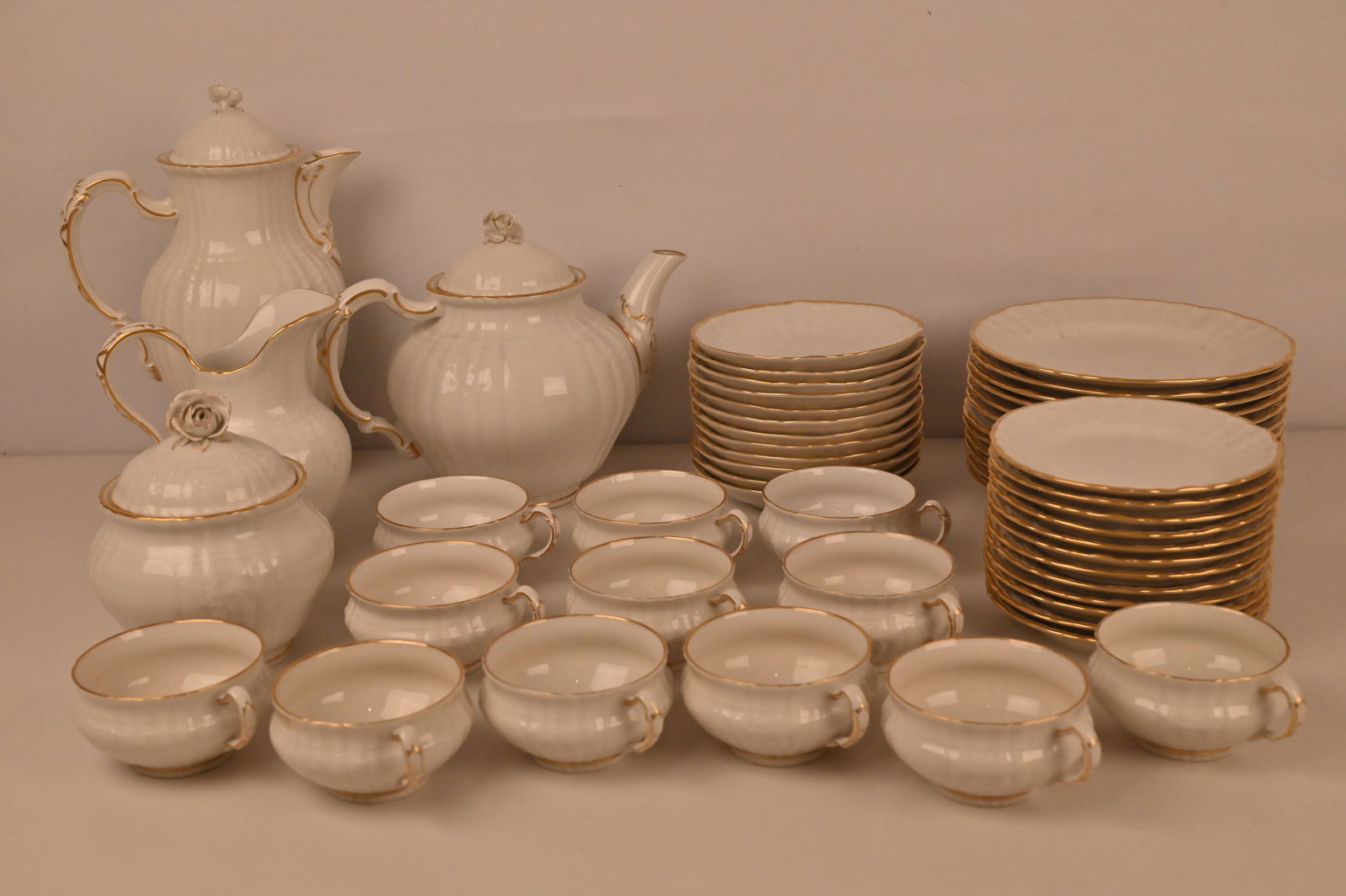 KPM Berlin 52-teilig.Rocaille Kaffee- und Teeservice für 12 Personen.: KPM Berlin 52-teilig.Rocaille Kaffee- und Teeservice für 12 Personen. "Rocaille", 52-teilig. Weiß mit Goldrändern (teils berieben). Bestehend aus: Kaffeekanne, Teekanne, Milchkanne,