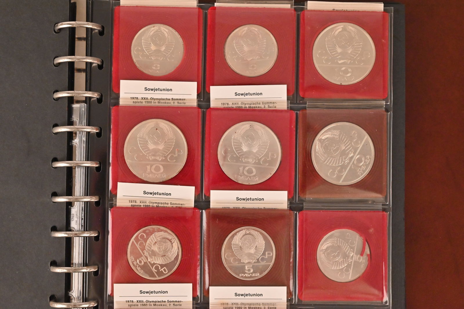 Russland Konvolut mit 5 - 10 Rubel, von 1977 bis 1980: Russland Konvolut mit 5 - 10 Rubel, von 1977 bis 1980 23 x 5 Rubel von 1977 bis 198023 x 10 Rubel von 1977 bis 1980Silber 0.900Gesamtgewicht: 1071 g Feinsilber23 x 5 rubles from 1977 to 198023 x 10