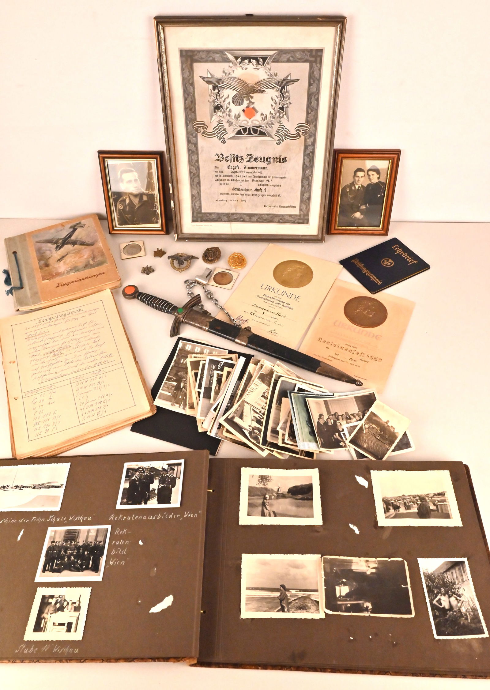 Militaria Konvolut 2.WK - Luftwaffe: Militaria Konvolut 2.WK - Luftwaffe Militaria Konvolut 2.WK- Besitzzeugnis einer Schützenschnur Stufe 1- Luftwaffen Borddolch von Eickhorn Solingen- Flugzeugführerabzeichen in der 57er