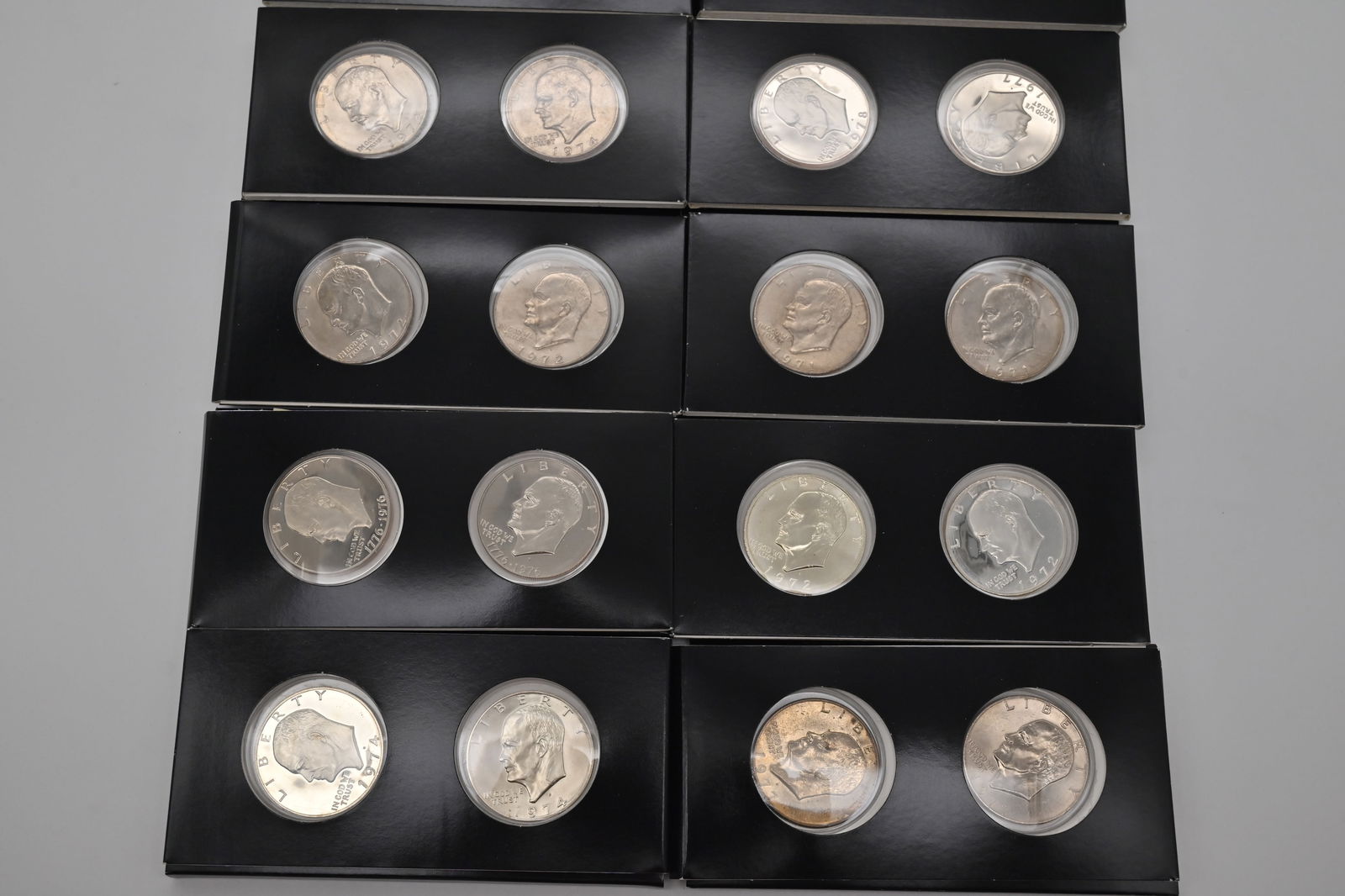 USA Eisenhower Dollar Collection Sammlung: USA Eisenhower Dollar Collection Sammlung Eisenhower Dollar Collection: 11 mal im Schwarzen Holder.1971 bis 1977. Alles Abgebildet