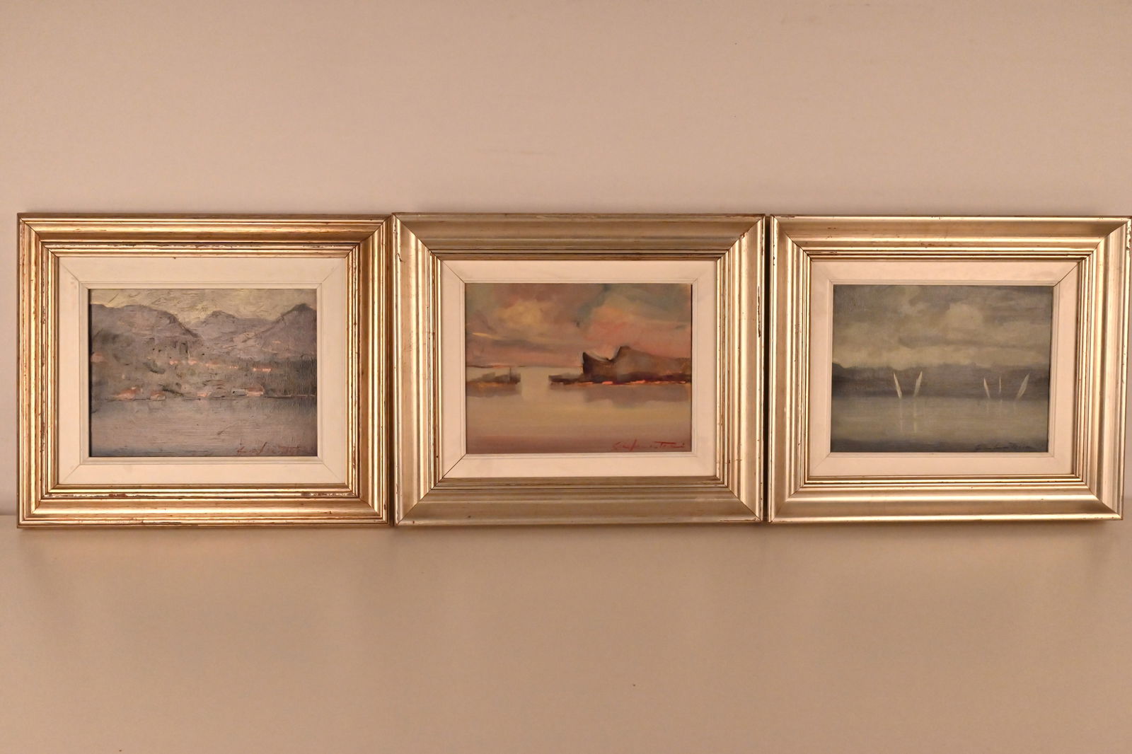 Konvolut aus drei Gemälden von Tessari Gianfranco: Konvolut aus drei Gemälden von Tessari Gianfranco Konvolut aus drei kleinen Gemälden von Tessari GianfrancoRocca di Manerba 1984Ohne TitelCase in Autunni 1984Öl auf LeinwandMaße