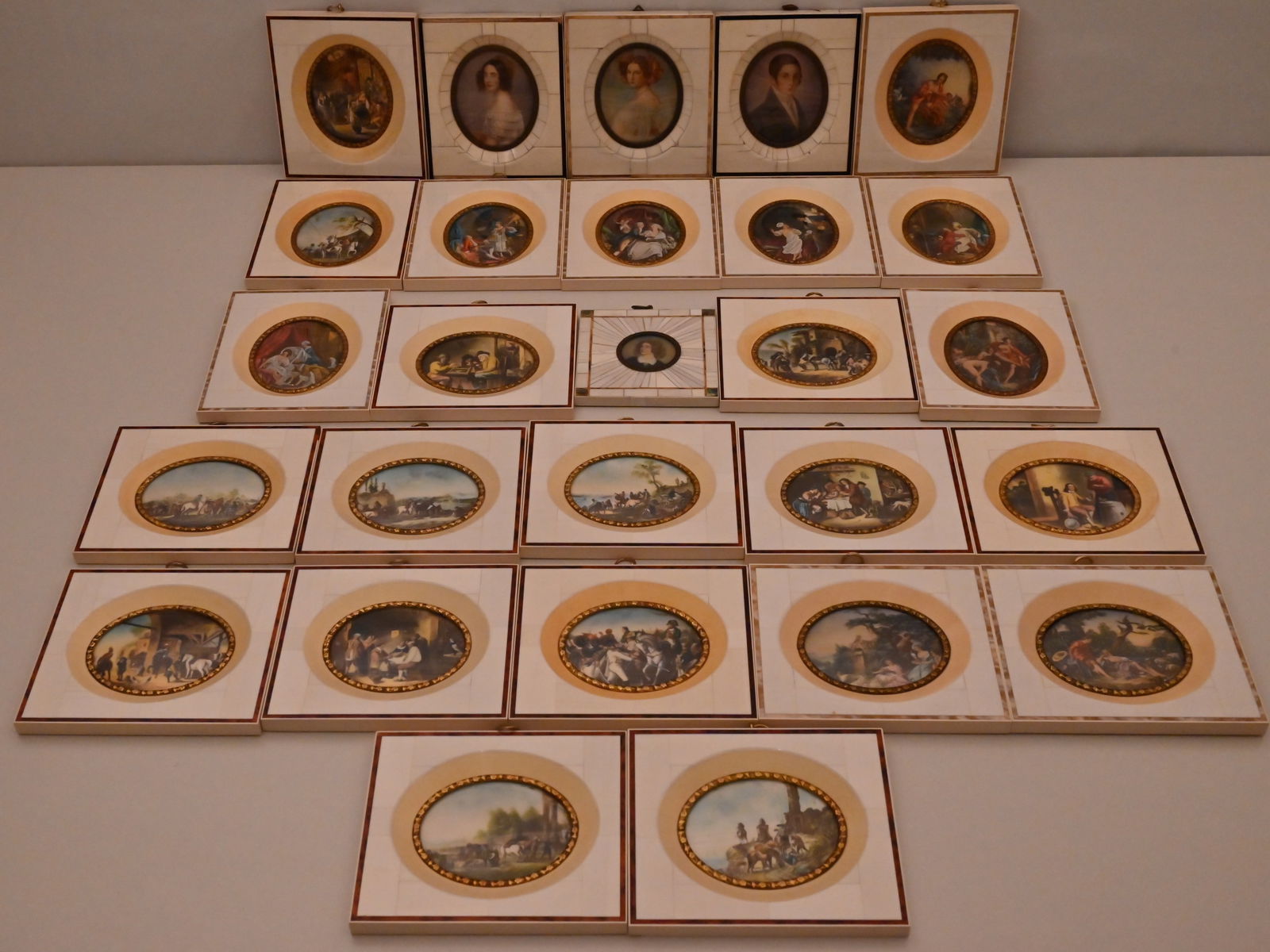 Lupenmalerei Miniaturmalerei konvolut mit 27 Miniaturbilder auf Elfenbein.: Konvolut mit 27 Miniaturbilder Elfenbeinminiaturen 19 - 20. Jh., teils weißgehöht, alle in Elfenbeinrahmen gefasst, Einiges Signiert. Maße: ca. 12 x 13,5 - 14 cm.