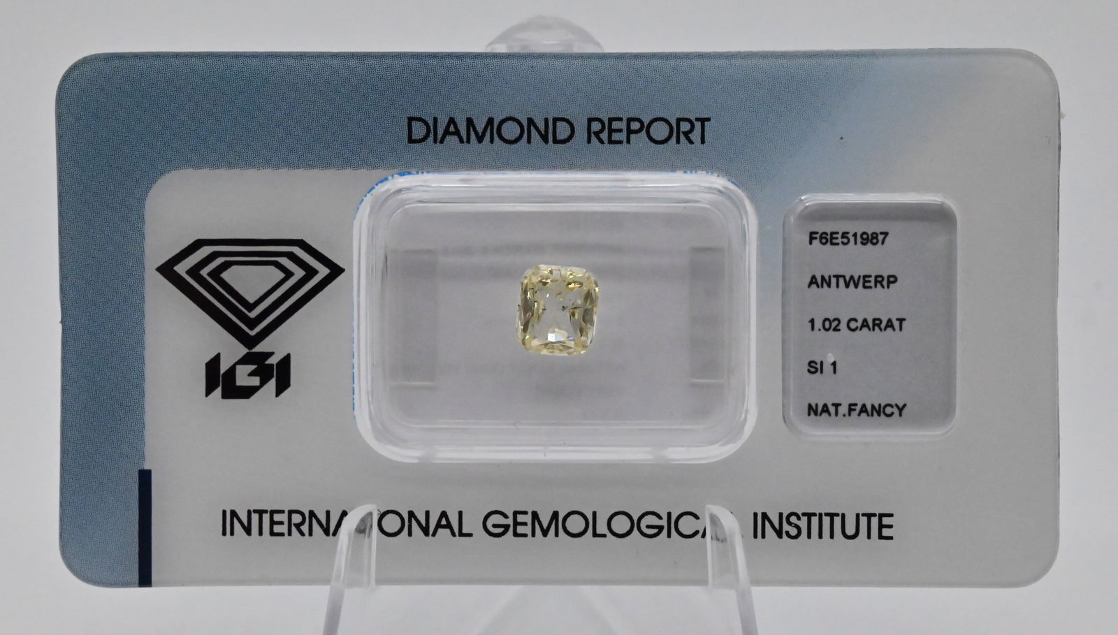 Loser Diamant, (Kissen-Schliff) 1.02 ct. Natürlich, leicht gelb eingeschweißt, mit Zertifi: Schliff: Cushion Brilliant (Kissen-Schliff) Gewicht: 1,02 Karat Farbe: Natural Fancy Light Yellow (Natürlich, leicht gelb) Reinheit: SI 1 (Small Inclusions) IGI-Expertise, versiegelt. Ma