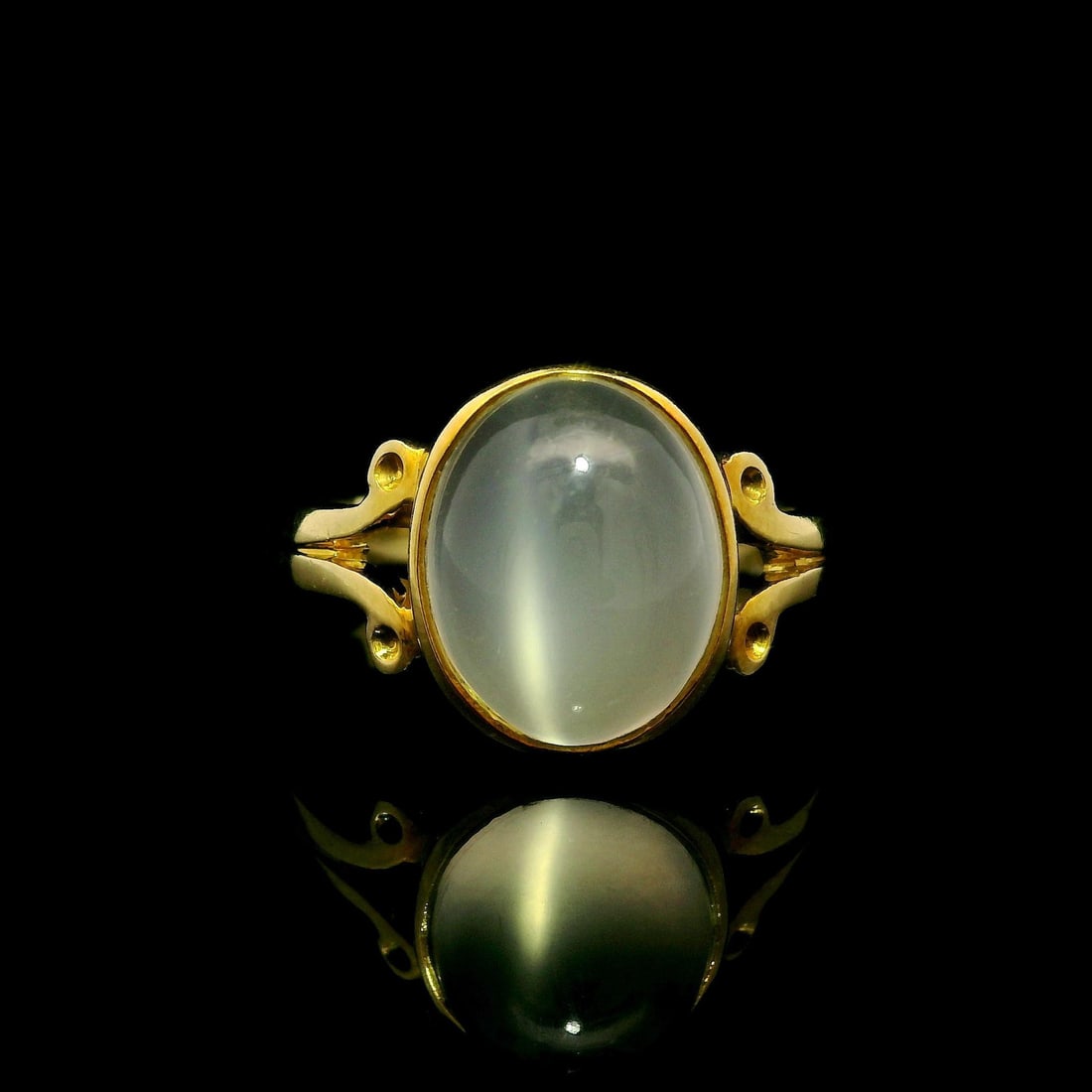 Vintage 14k Yellow Gold 4ct Moonstone Cabochon Solitaire Ring: Vintage 14k Yellow Gold 4ct Moonstone Cabochon Solitaire Ring This vintage solitaire ring features a stunning natural moonstone, showcasing an oval cabochon cut that measures approximately 11x8.8mm an