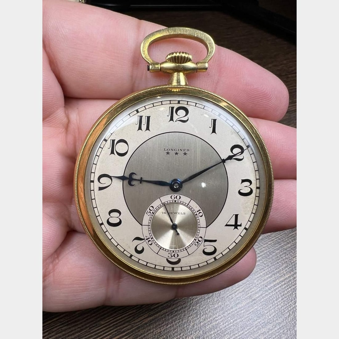 LONGINES 18K Yellow Gold Pocket Watch with Original Box 47.8mm: LONGINES 18K Yellow Gold Pocket Watch with Original Box 47.8mm This exquisite LONGINES pocket watch is crafted from 18K yellow gold, showcasing a stunning design that reflects timeless elegance. Weigh