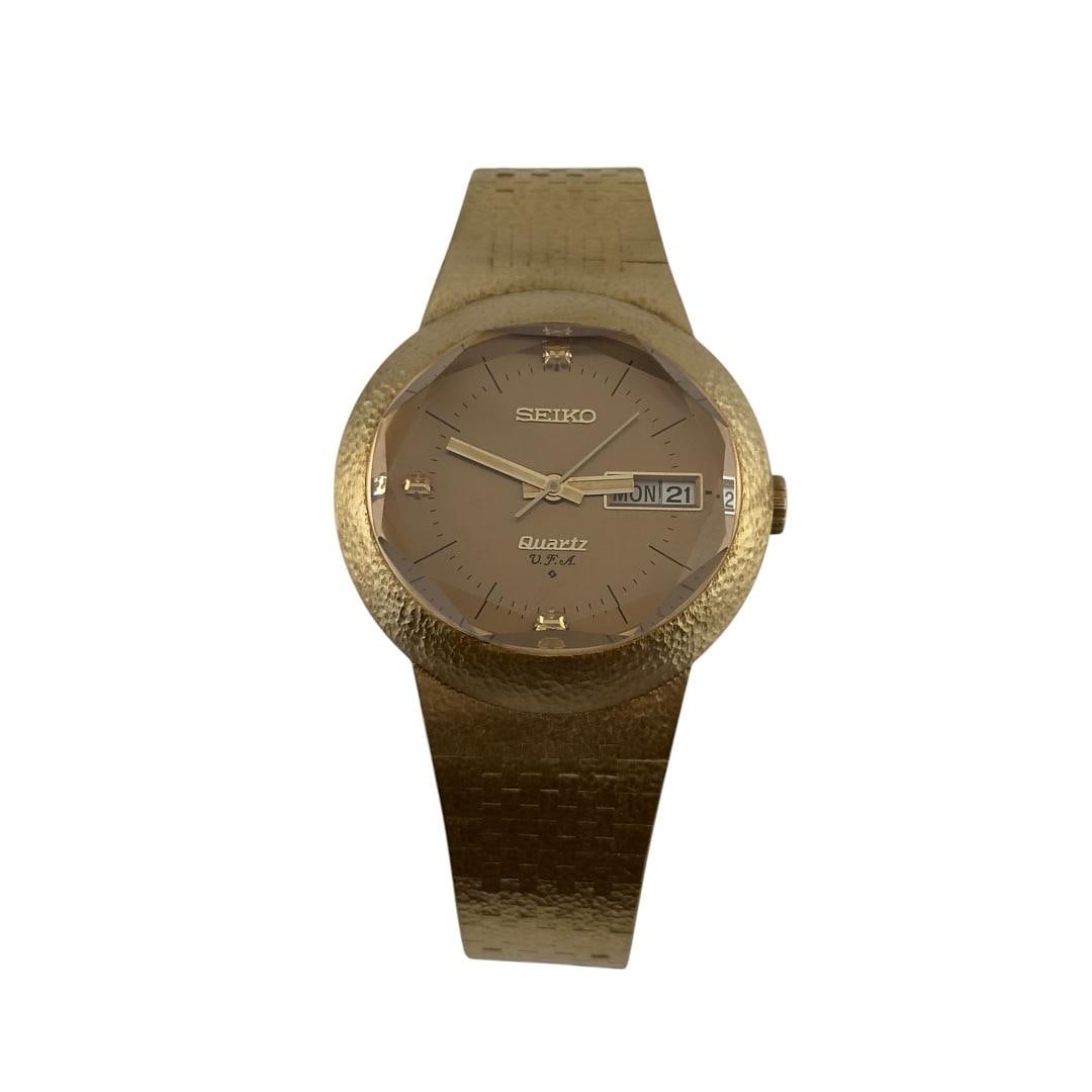 Seiko Mesh Band Watch Gold Dial Ref 3823-5010 Unisex: Seiko Mesh Band Watch Gold Dial Ref 3823-5010 Unisex This Seiko Mesh Band watch showcases a striking gold dial, perfect for both men and women. The watch, identified by reference number 3823-5010, fea