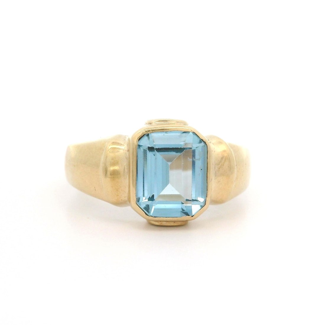 Vintage 10K Yellow Gold Emerald Cut Blue Moonstone Solitaire Ring: Vintage 10K Yellow Gold Emerald Cut Blue Moonstone Solitaire Ring This exquisite vintage ring showcases a stunning blue moonstone in an emerald cut, elegantly bezel set in solid 10k yellow gold. The s