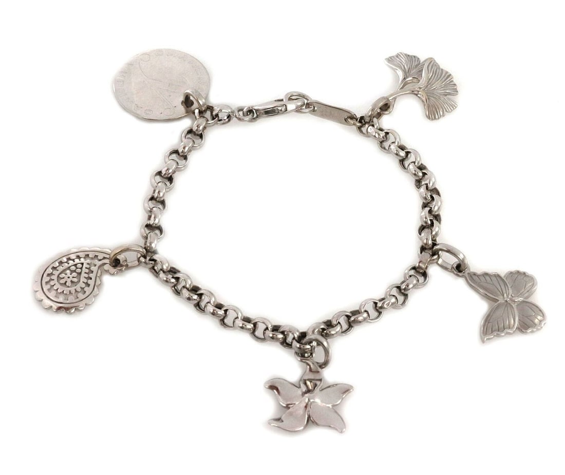 Carrera y Carrera 18k White Gold Diamond Charm Bracelet 5 Dangles: Carrera y Carrera 18k White Gold Diamond Charm Bracelet 5 Dangles The Carrera y Carrera 18k White Gold 5 Dangle Charm Bracelet is a luxurious and elegant piece that exemplifies fine jewelry craftsmans