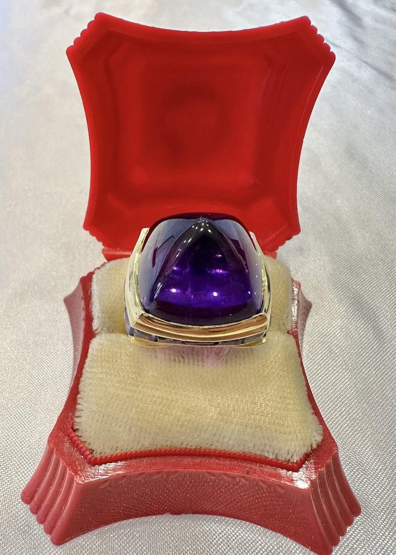 French 18K Yellow Gold Amethyst Tanzanite Ring Size 7.25: French 18K Yellow Gold Amethyst Tanzanite Ring Size 7.25 This exquisite French ring features an 18K yellow gold setting adorned with a stunning sugarloaf-cut amethyst and accented by calibre-cut tanza