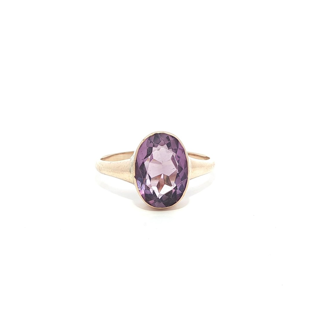 Victorian 10k Yellow Gold Amethyst Solitaire Ring Antique: Victorian 10k Yellow Gold Amethyst Solitaire Ring Antique This exquisite Antique Victorian ring features a stunning natural amethyst set in an oval bezel. The amethyst boasts a brilliant cut with a lo