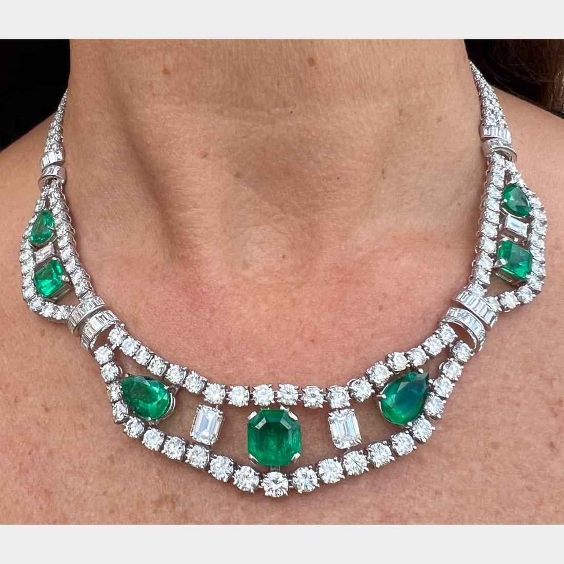 ALDAO 18K White Gold Certified Colombian Emerald Diamond Necklace: ALDAO 18K White Gold Certified Colombian Emerald Diamond Necklace This exquisite necklace is crafted from 18K white gold and features a stunning array of certified Colombian emeralds and diamonds. Wei