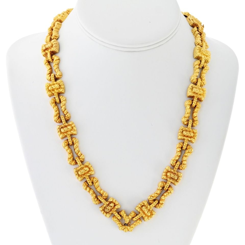 David Webb 18K Yellow Gold Textured Chain Necklace 27 Inch: David Webb 18K Yellow Gold Textured Chain Necklace 27 Inch This stunning David Webb necklace showcases a highly textured design crafted from luxurious 18K yellow gold. The impressive chain measures 27