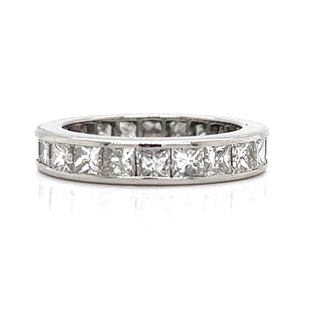 Platinum Eternity Band with 22 Princess-cut Diamonds 3.25 Ct: Platinum Eternity Band with 22 Princess-cut Diamonds 3.25 Ct This exquisite platinum eternity band showcases a stunning array of 22 princess-cut diamonds, totaling approximately 3.25 carats. The diamo