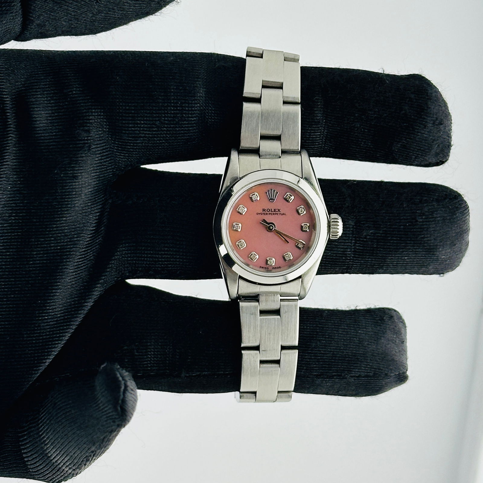 Rolex Oyster Perpetual Ladies Watch Pink MOP Diamond Dial Ref 67180: Rolex Oyster Perpetual Ladies Watch Pink MOP Diamond Dial Ref 67180 Introducing the exquisite Rolex Oyster Perpetual, specifically designed for ladies, featuring a stunning Aftermarket Pink Mother of