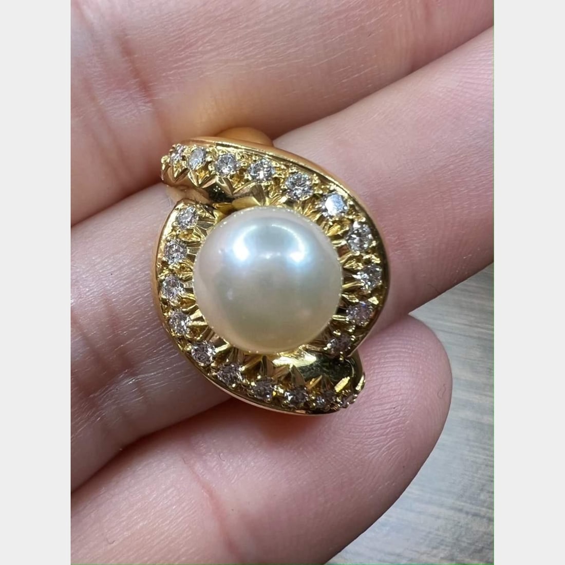 Elegant 18K Yellow Gold Pearl Diamond Ring 0.60 Ct: Elegant 18K Yellow Gold Pearl Diamond Ring 0.60 Ct This stunning 18K Yellow Gold Pearl & Diamond Ring features a central 7.9mm pearl, elegantly surrounded by 24 diamonds. The total diamond weight is a