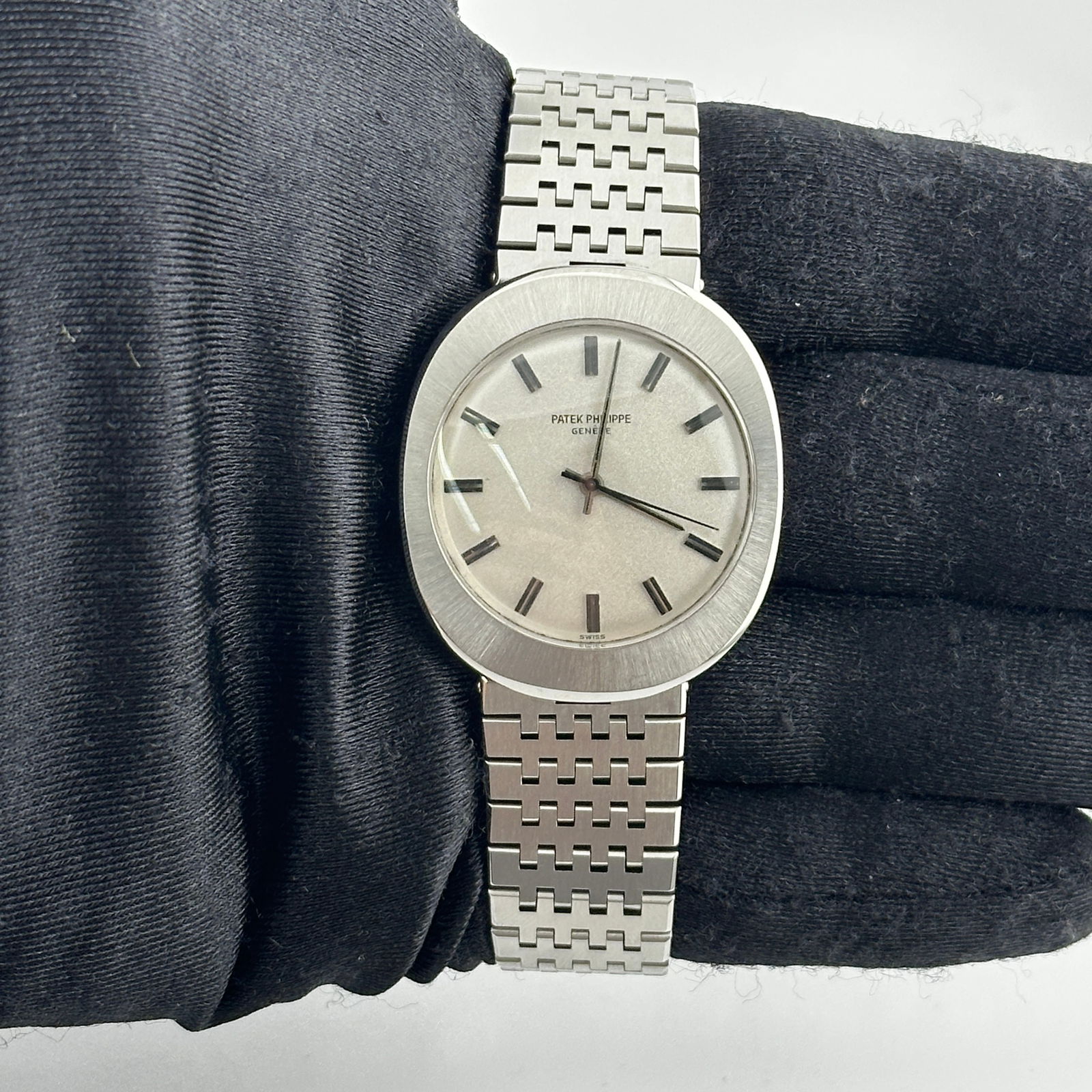 Patek Philippe Jumbo UFO Silver Stick Dial Ref 3580 with Archives: Patek Philippe Jumbo UFO Silver Stick Dial Ref 3580 with Archives This exquisite Patek Philippe Jumbo "UFO" features a striking silver stick dial and is a unisex timepiece that exemplifies luxury and