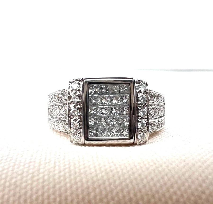 18K White Gold Flipped Diamond Sapphire Ring Size 7.25: 18K White Gold Flipped Diamond Sapphire Ring Size 7.25 Discover the elegance of this exquisite 18K white gold diamond sapphire ring, size 7.25. This unique piece features a flipped design with one sid