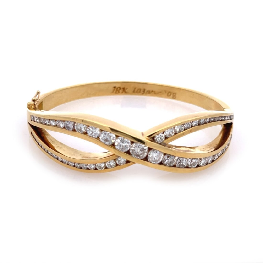 Elegant 4ct Diamond Infinity Bangle in 18k Yellow Gold: Elegant 4ct Diamond Infinity Bangle in 18k Yellow Gold This exquisite hinged bangle features a classic infinity design, beautifully crafted from 18k yellow gold. The bracelet is adorned with graduated
