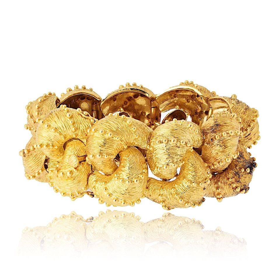 Wander France 18K Yellow Gold Chunky Textured Bracelet 130g: Wander France 18K Yellow Gold Chunky Textured Bracelet 130g This stunning chunky bracelet is crafted from 18K yellow gold, showcasing a remarkable weight of 130 grams. The design features intricately