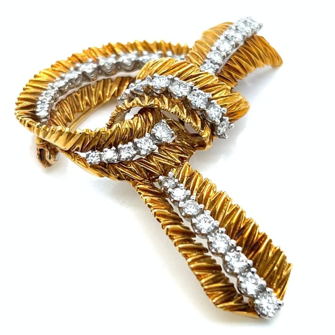 1960's French 18K Yellow Gold Diamond Brooch 37 Diamonds 2.60 Ct: 1960's French 18K Yellow Gold Diamond Brooch 37 Diamonds 2.60 Ct This stunning 1960's French brooch is crafted from 18K yellow gold and features an exquisite arrangement of 37 diamonds, totaling appro