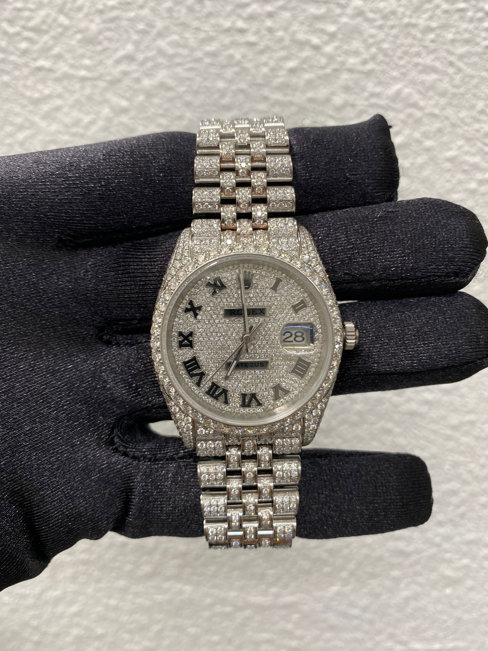 Rolex Datejust 116200 Diamond Dial Jubilee Bracelet 16ct: Rolex Datejust 116200 Diamond Dial Jubilee Bracelet 16ct Discover the timeless elegance of the Rolex Datejust, a classic timepiece designed for men. This model features a stunning diamond dial, comple