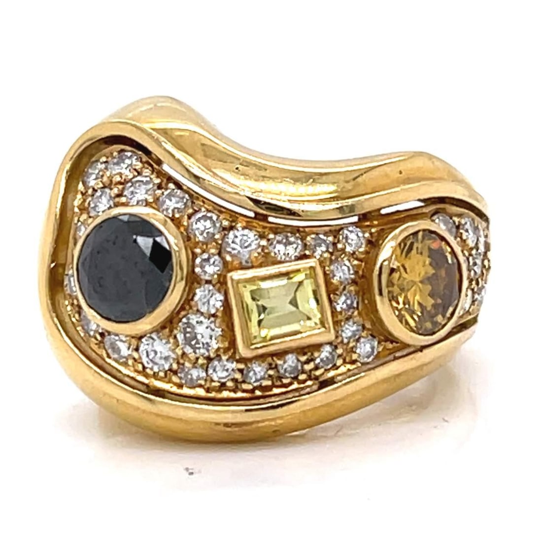Stunning 18K Yellow Gold Color Diamond Ring with 3 Color Diamonds: Stunning 18K Yellow Gold Color Diamond Ring with 3 Color Diamonds This exquisite 18K yellow gold diamond ring features a stunning arrangement of color diamonds and additional sparkling diamonds. Weigh