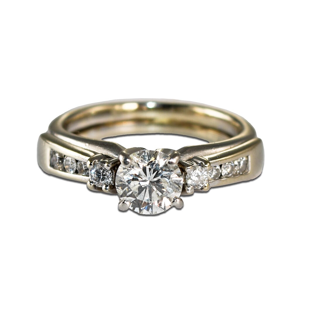Stunning 14K White Gold Diamond Solitaire Ring Set 0.85ctw: Stunning 14K White Gold Diamond Solitaire Ring Set 0.85ctw This exquisite 14K white gold diamond solitaire ring and band set features a stunning round brilliant cut center diamond weighing 0.72 carats