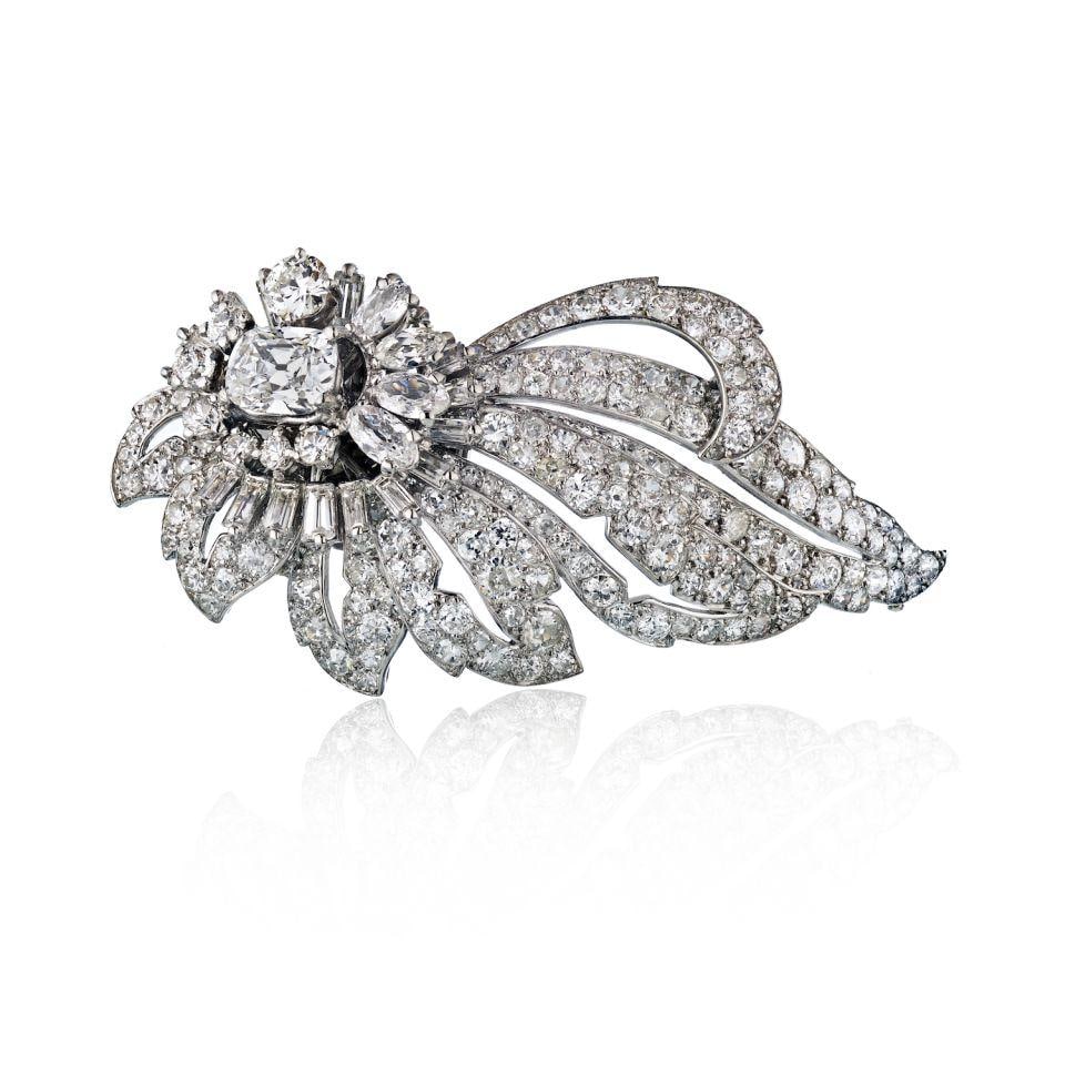 Cartier Brooch Platinum Foliate Design 1.35ct Diamond GIA E VS2: Cartier Brooch Platinum Foliate Design 1.35ct Diamond GIA E VS2 This exquisite Cartier brooch features a stunning foliate design, elegantly adorned with a cushion-shaped diamond weighing 1.35 carats.