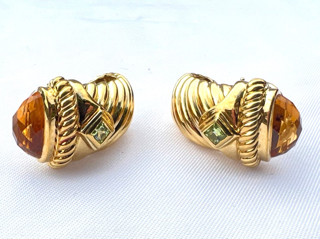 David Yurman 18K Yellow Gold Citrine Peridot Earrings Signed: David Yurman 18K Yellow Gold Citrine Peridot Earrings Signed Elevate your style with these exquisite earrings by David Yurman, crafted from luxurious 18K yellow gold. This stunning pair features vibra
