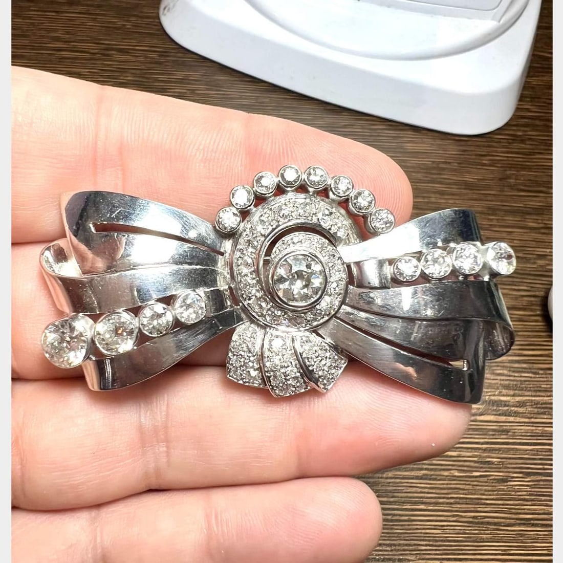 Stunning Retro Platinum 6.05 Ct Diamond Brooch Vintage Elegance: Stunning Retro Platinum 6.05 Ct Diamond Brooch Vintage Elegance This exquisite Retro Platinum Diamond Brooch features a stunning total diamond weight of 6.05 carats, crafted from high-quality platinum