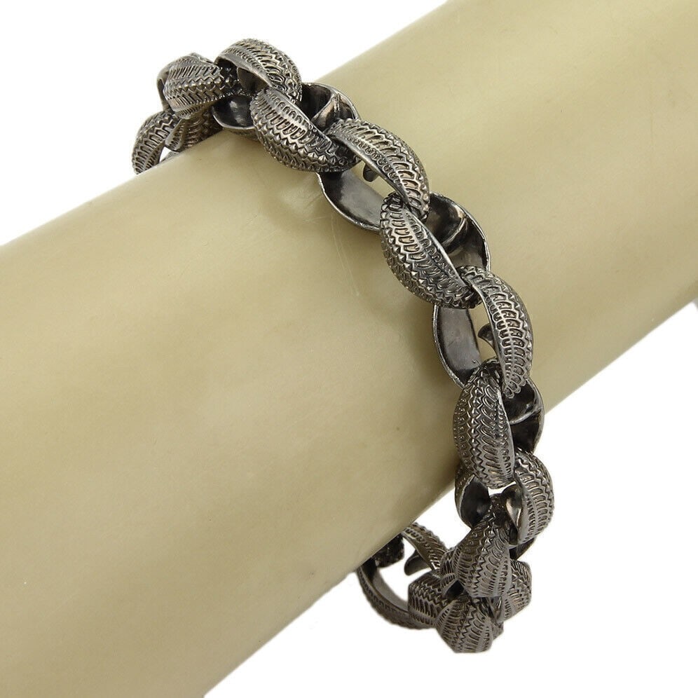 Stephen Webster Black Rhodium Sterling Silver Link Bracelet: Stephen Webster Black Rhodium Sterling Silver Link Bracelet Elevate your style with the Stephen Webster Black Rhodium Sterling Silver Textured Oval Fancy Link Bracelet. This original piece features a