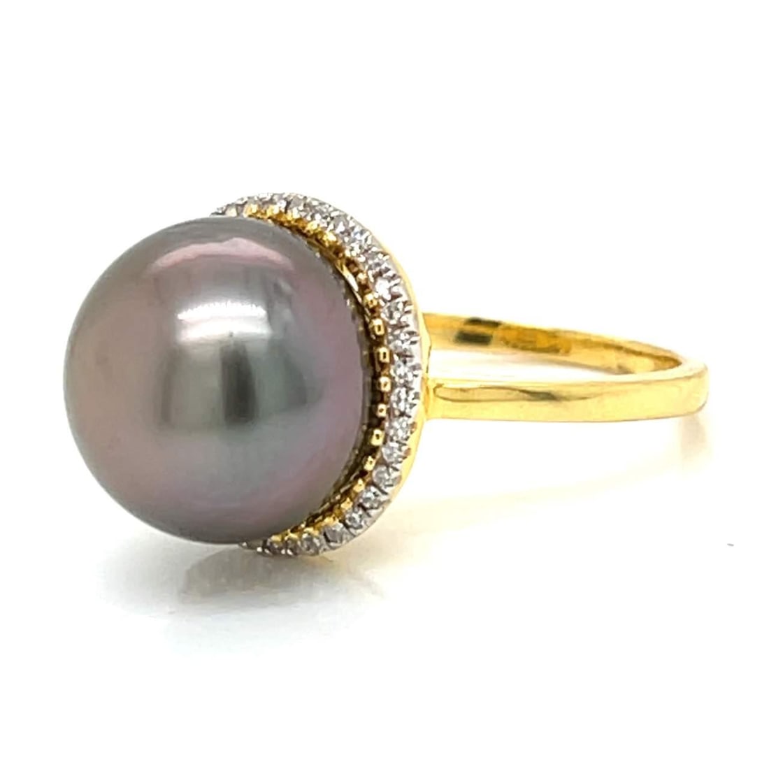 14K Yellow Gold South Sea Pearl Diamond Ring 13mm 0.30Ct: 14K Yellow Gold South Sea Pearl Diamond Ring 13mm 0.30Ct This exquisite 14K Yellow Gold ring features a stunning 13.0mm South Sea pearl at its center, elegantly complemented by approximately 0.30 cara