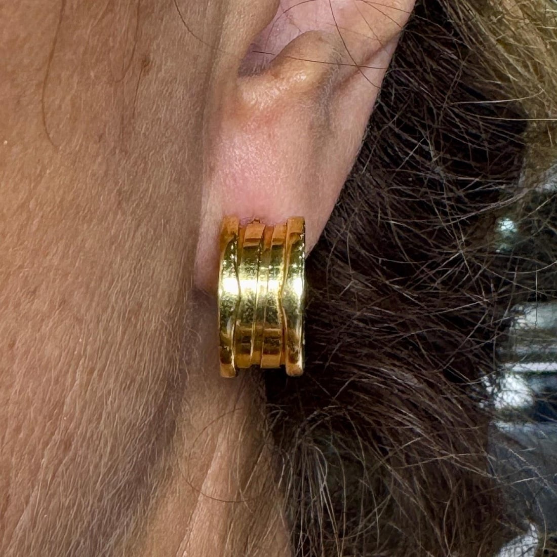 BVLGARI 18K Yellow Gold Earrings 14.5g Elegant Design: BVLGARI 18K Yellow Gold Earrings 14.5g Elegant Design These exquisite BVLGARI earrings are crafted from 18K yellow gold, showcasing a luxurious finish that reflects the brand's renowned quality. Weigh