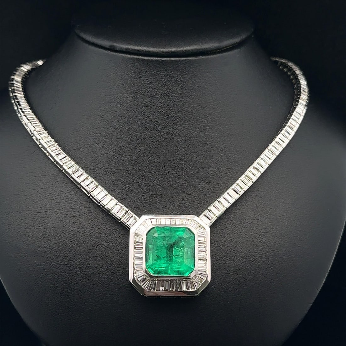 Vintage 18k White Gold Colombian Emerald Diamond Necklace AGL Certified 26.92ctw: Vintage 18k White Gold Colombian Emerald Diamond Necklace AGL Certified 26.92ctw This exquisite vintage necklace showcases a stunning 12.92 ct Colombian emerald, elegantly bezel set and complemented b