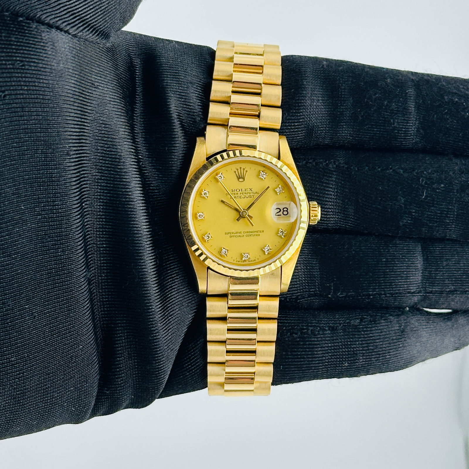 Rolex Datejust President 18K Yellow Gold Champagne Diamond Dial Ref 68278G: Rolex Datejust President 18K Yellow Gold Champagne Diamond Dial Ref 68278G This exquisite Rolex Datejust President features a factory champagne diamond dial, elegantly complemented by a fluted bezel.
